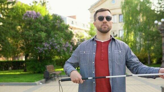 盲人在公园里架设手杖独立残疾人