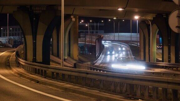 夜晚大城市的汽车交通、道路交叉口、高速公路延时穿梭在繁忙的多层立交十字路口的车辆交通基础设施发展