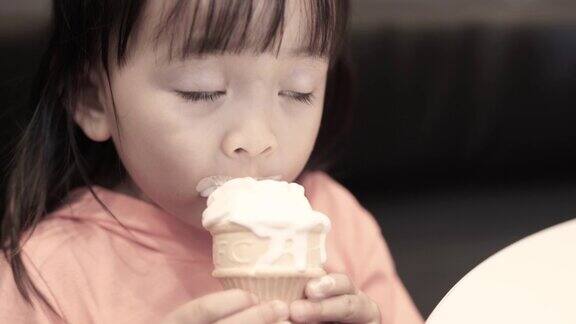 吃冰淇淋的孩子