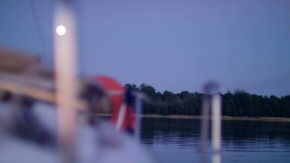 浪漫的湖上日落从帆船上看