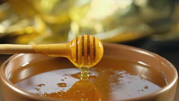 搅动一碗蜂蜜特写
