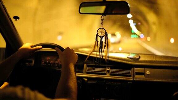 一个人在晚上开车