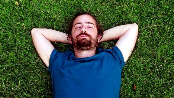 年轻人躺在草地上