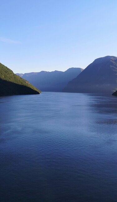 平静放松的挪威峡湾