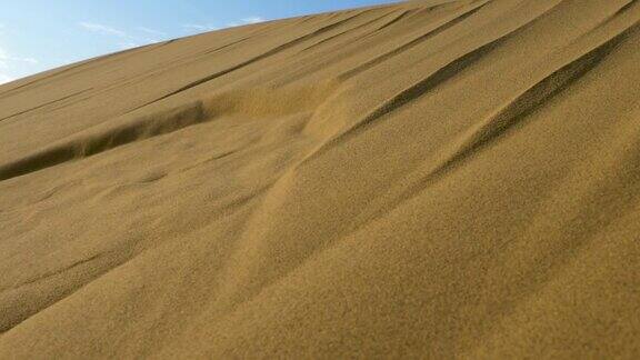 沙子落在沙漠里
