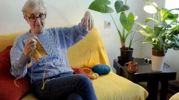 一位退休妇女在客厅里编织苍蝇拍