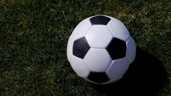 足球足球游戏背景在足球场的绿草上旋转的球4k
