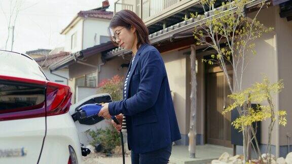 MS-中年妇女在家给她的电动汽车充电