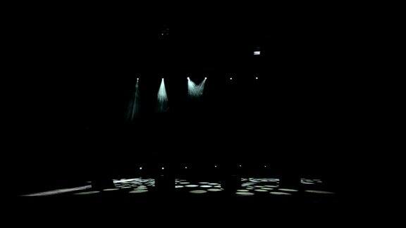 舞台灯光黑暗中有几台放映机