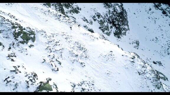 侧架空在冬季的雪山上与登山滑雪者一起徒步登山冰雪覆盖的山顶和冰川冬季野外自然户外建物FullHD无人机飞行