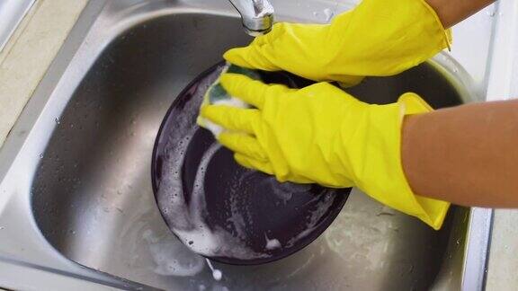女人的手洗碗-做家务