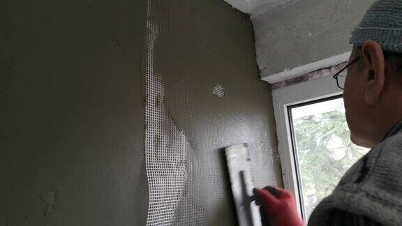 修理工用抹刀抹墙