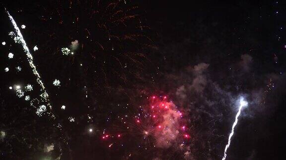 奇妙的多色烟花与烟雾在夜空背景庆祝和节日4k镜头