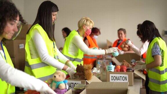 疫情期间志愿者在仓库收集捐赠的食物