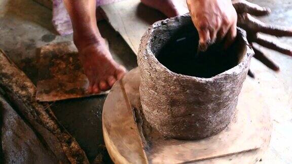 高级亚洲妇女手工制作传统陶器