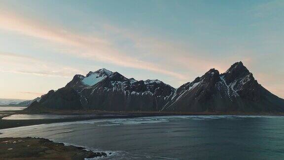 冰岛Vestrahorn山黄昏日落无人机视频斯托克尼斯