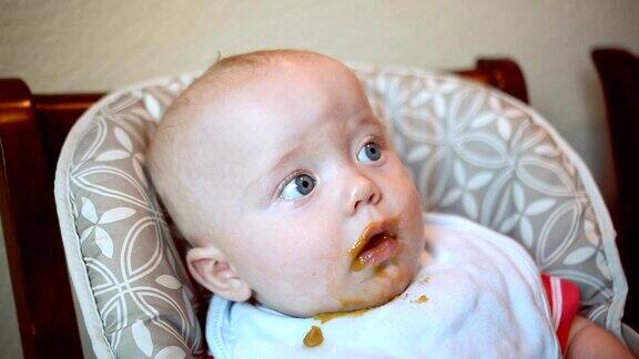 婴儿吃固体食物