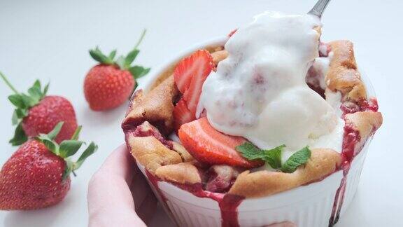 草莓馅饼配冰淇淋
