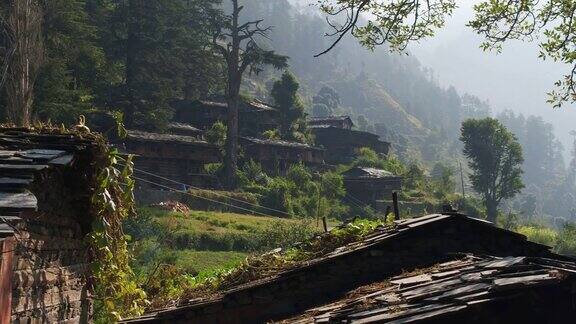 喜马拉雅山上的古老村庄的屋顶