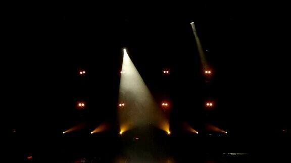音乐会前空荡荡的舞台上闪耀着美丽的光芒