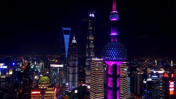 中国上海市中心的明珠鸟瞰图亚洲智慧城市的金融区和商业中心摩天大楼和高层建筑夜间顶视图