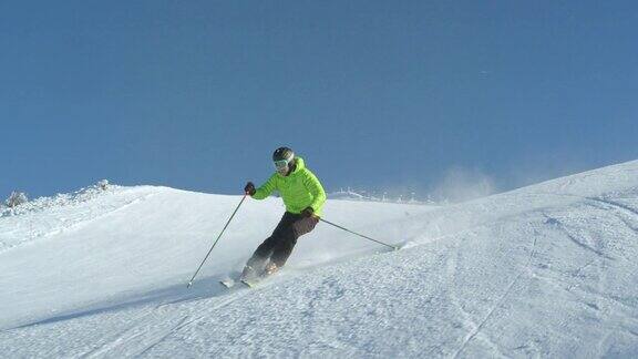 慢动作:业余滑雪者在冬天享受完美的天气来滑雪