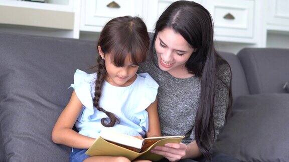 姐姐花时间和姐姐读书