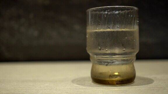 木桌上放着一只盛满水的玻璃杯