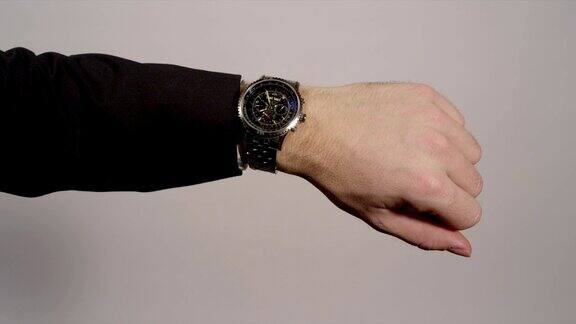 特写:商人检查他的手表上的时间