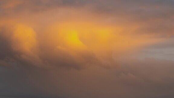 日落时分深黄的天空上快速移动的暴风云