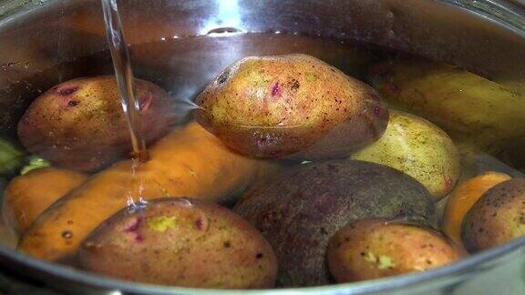 土豆放入锅中加水4k