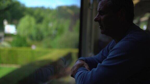 火车上的人从窗户往里看