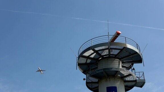 法兰克福机场雷达塔架与飞行飞机