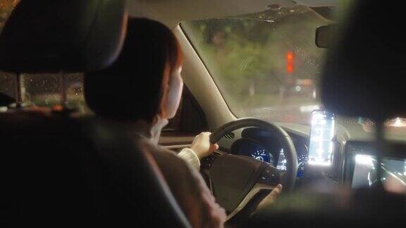 女人在雨夜开车
