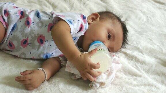 婴儿喝自己的奶瓶