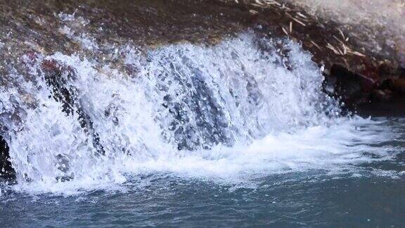 瀑布:飞溅的水
