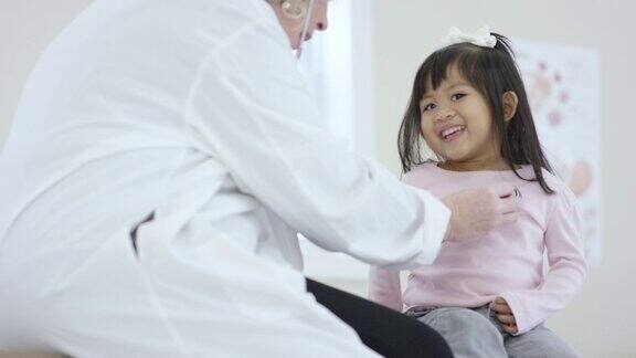 小女孩对着医生微笑