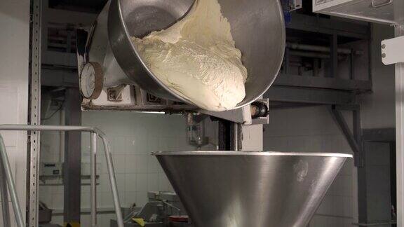 在面包店做一条面包面包生产线上的面包面包工厂生产面包店工厂输送机面包的自动化生产烘焙行业
