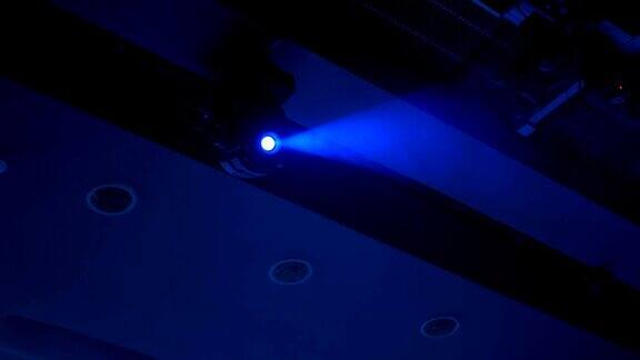 蓝色照明舞台装置