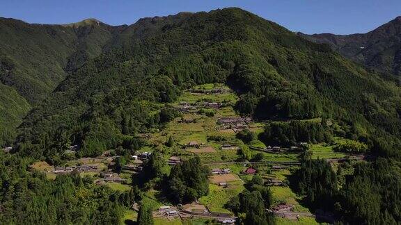 无人机拍摄的日本德岛三吉市谷宫的一个历史定居点