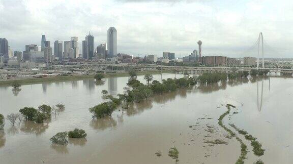 洪水淹没了达拉斯德克萨斯州郊区