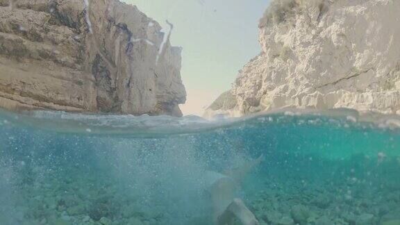 一名年轻女子潜入克罗地亚亚得里亚海的岩石浅海中