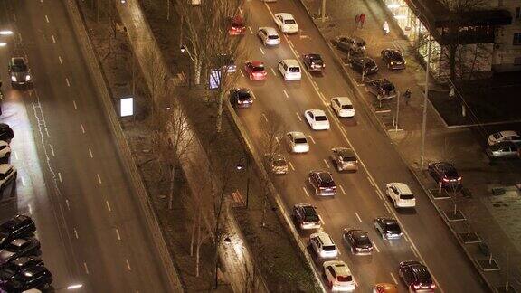夜间交通繁忙汽车在街道上行驶在城市道路上观景基辅乌克兰