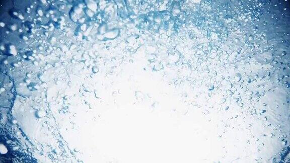 气泡慢慢上升到蓝色的纯净的水中