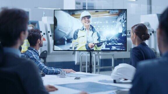 不同的专家小组经理在工厂办公室会议室与厂长女工程师进行视频会议她谈论生产增长使用平板电脑