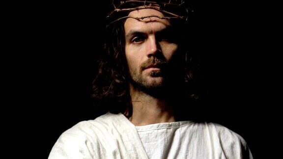 耶稣戴着荆棘冠冕伸出援助之手拯救罪人宗教