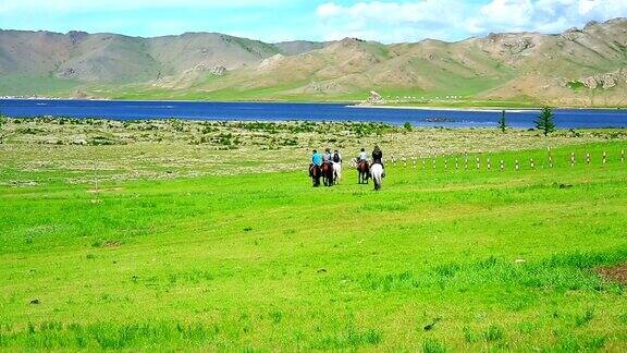 蒙古的风景中有骑马的人