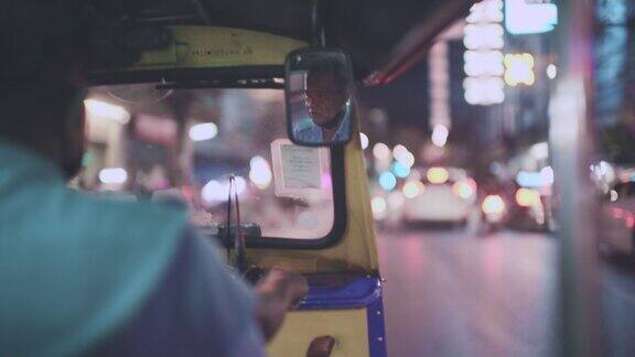 乘坐曼谷的嘟嘟车