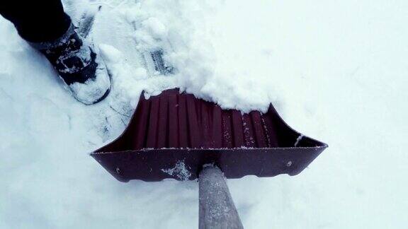 用铲子清除人行道上的积雪