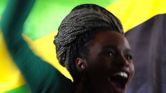 牙买加年轻黑人妇女用牙买加国旗庆祝